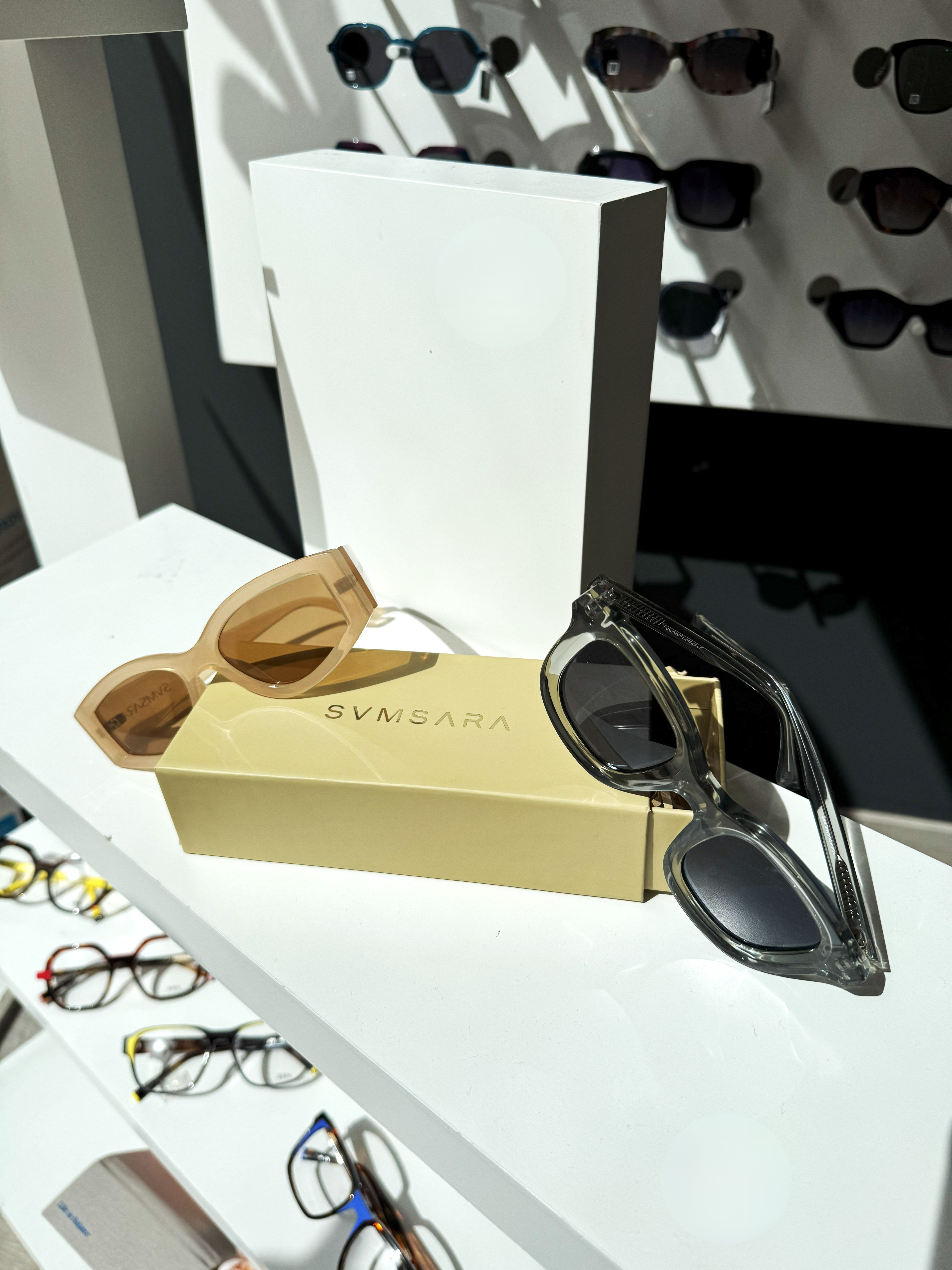 SVMSARA gafas premium con protección UV400 y materiales sostenibles.