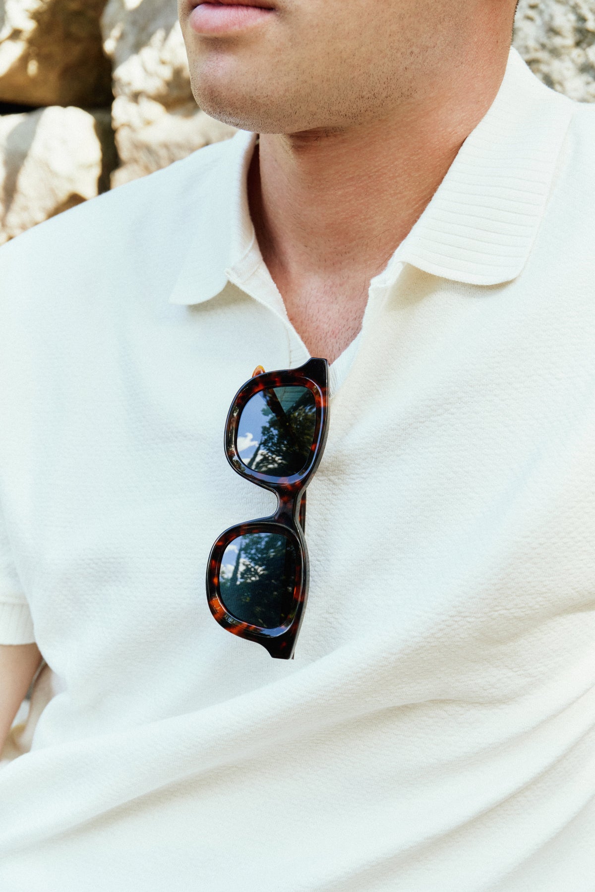 Hombre con gafas de sol clásicas: criterios para un estilo elegante y atemporal — SVMSARA