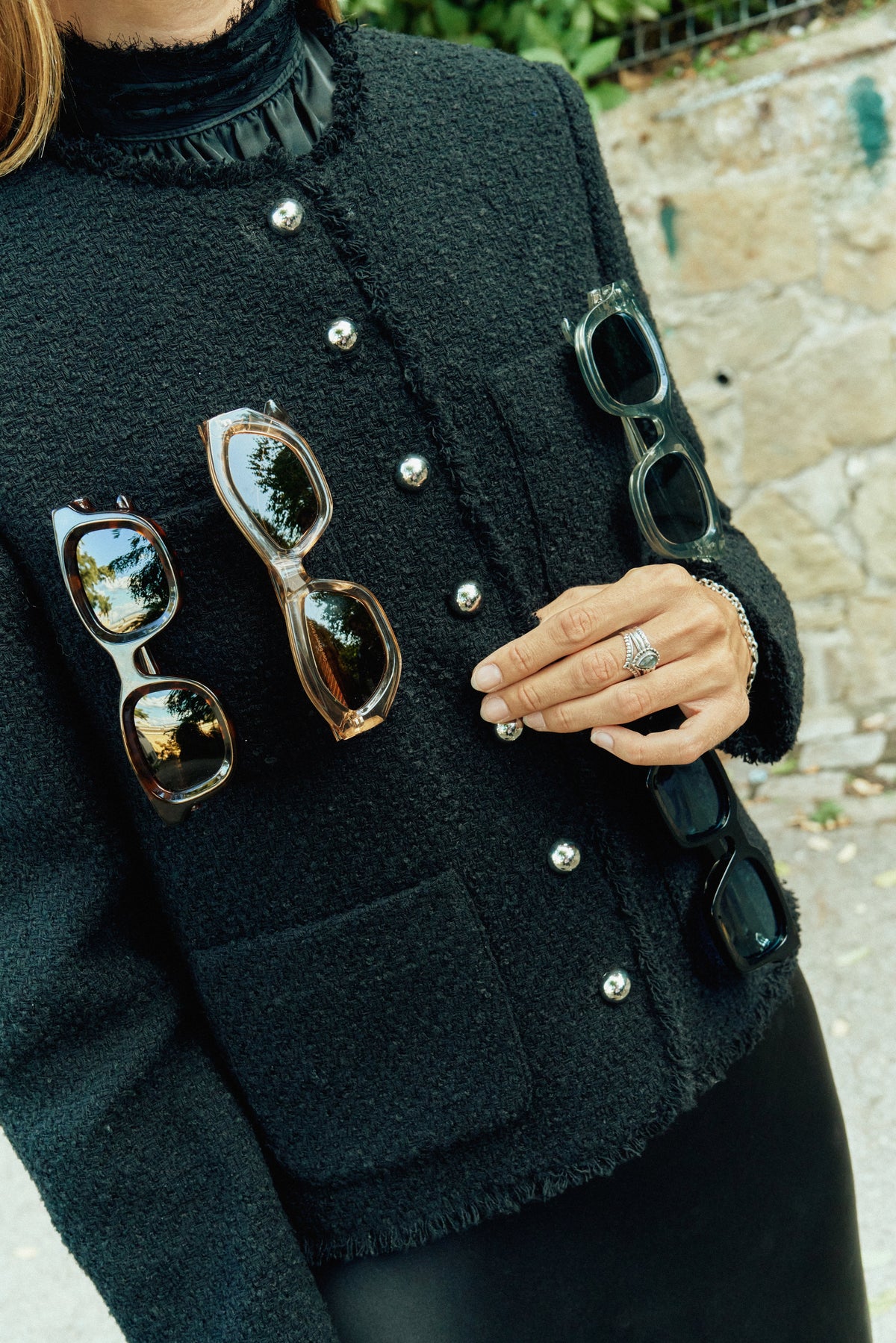Mujer con gafas de sol vintage: guía de formas para rostro redondo — SVMSARA