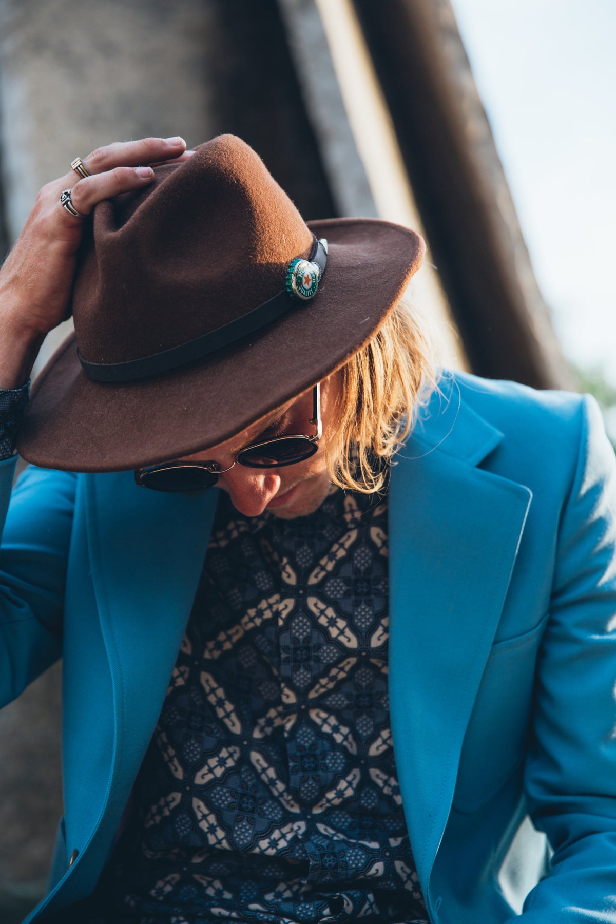 Hombre con sombrero y gafas de sol en un retrato exterior