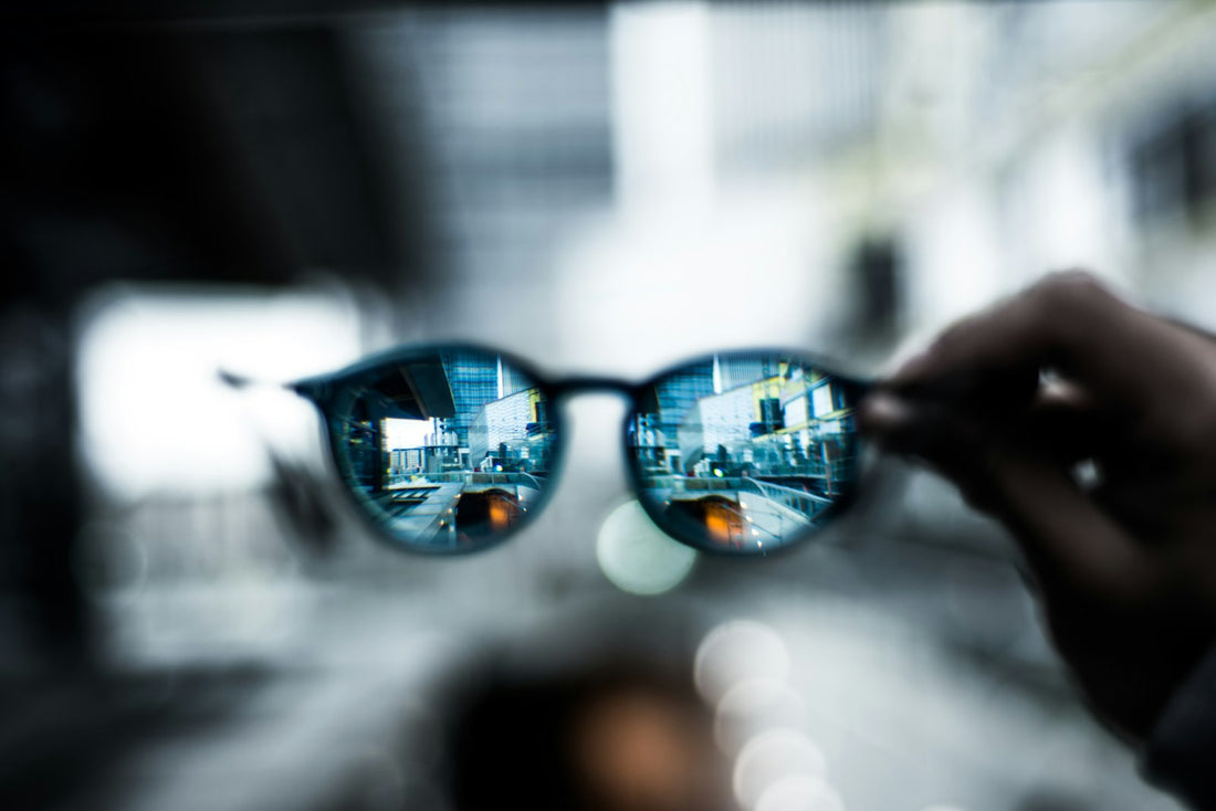 Gafas de sol bodegón enfoque detalle lente — SVMSARA test polarizado