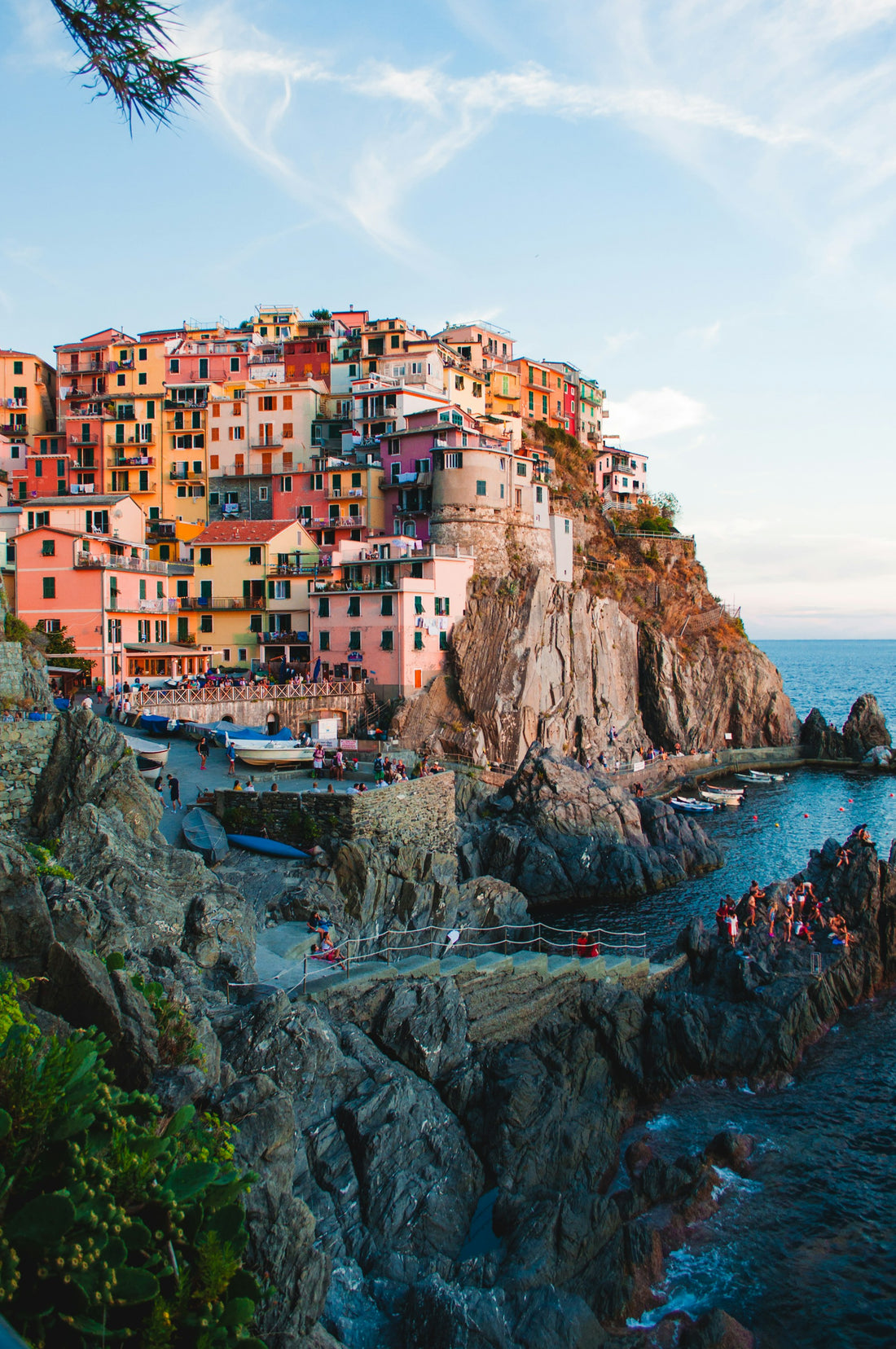 Manarola Cinque Terre Italia atardecer dorado pueblo costero historia eyewear europeo — SVMSARA