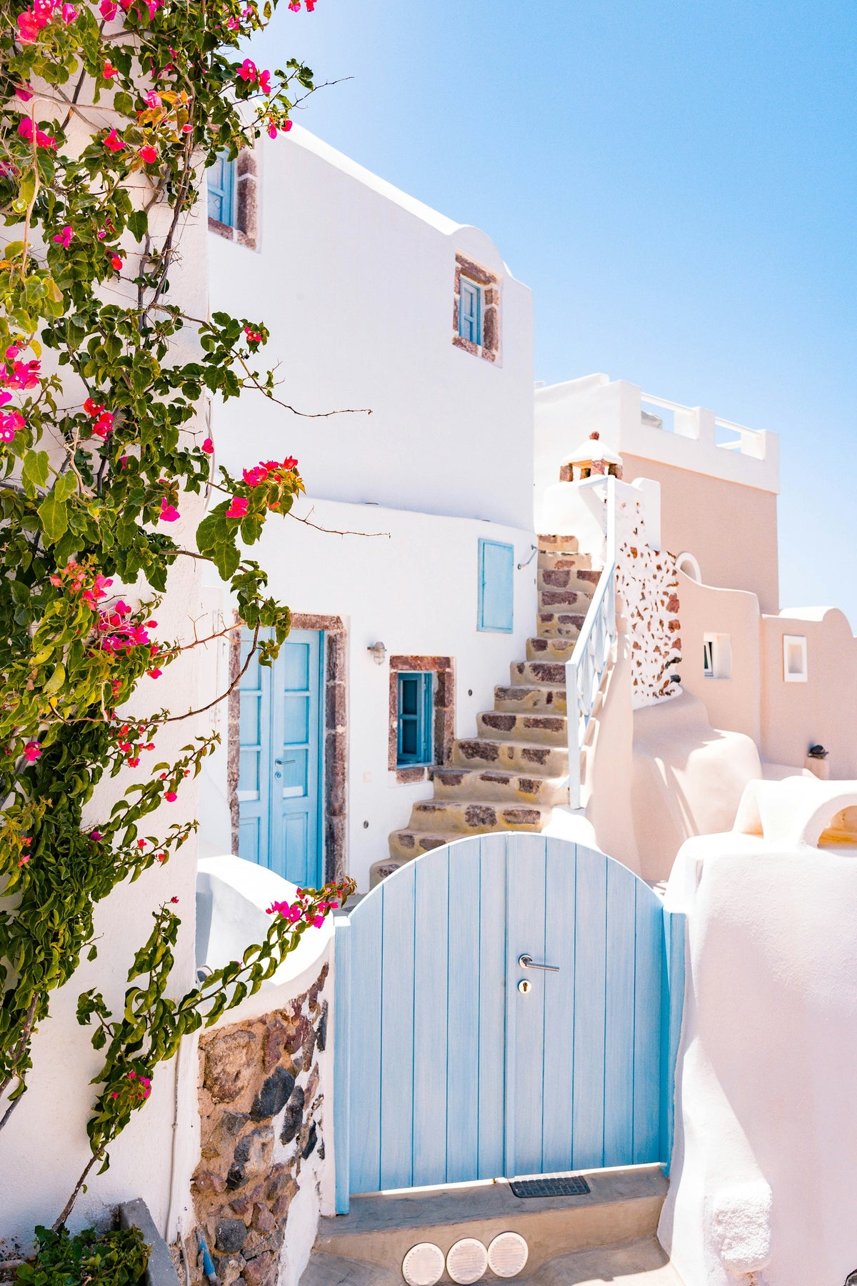 Costa mediterránea pueblo casas blancas mar azul luz dorada verano — SVMSARA eyewear mediterráneo identidad