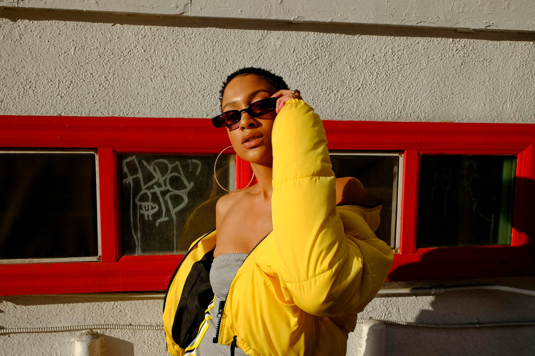 Mujer sosteniendo gafas editorial premium — SVMSARA alternativa Oliver Peoples Persol