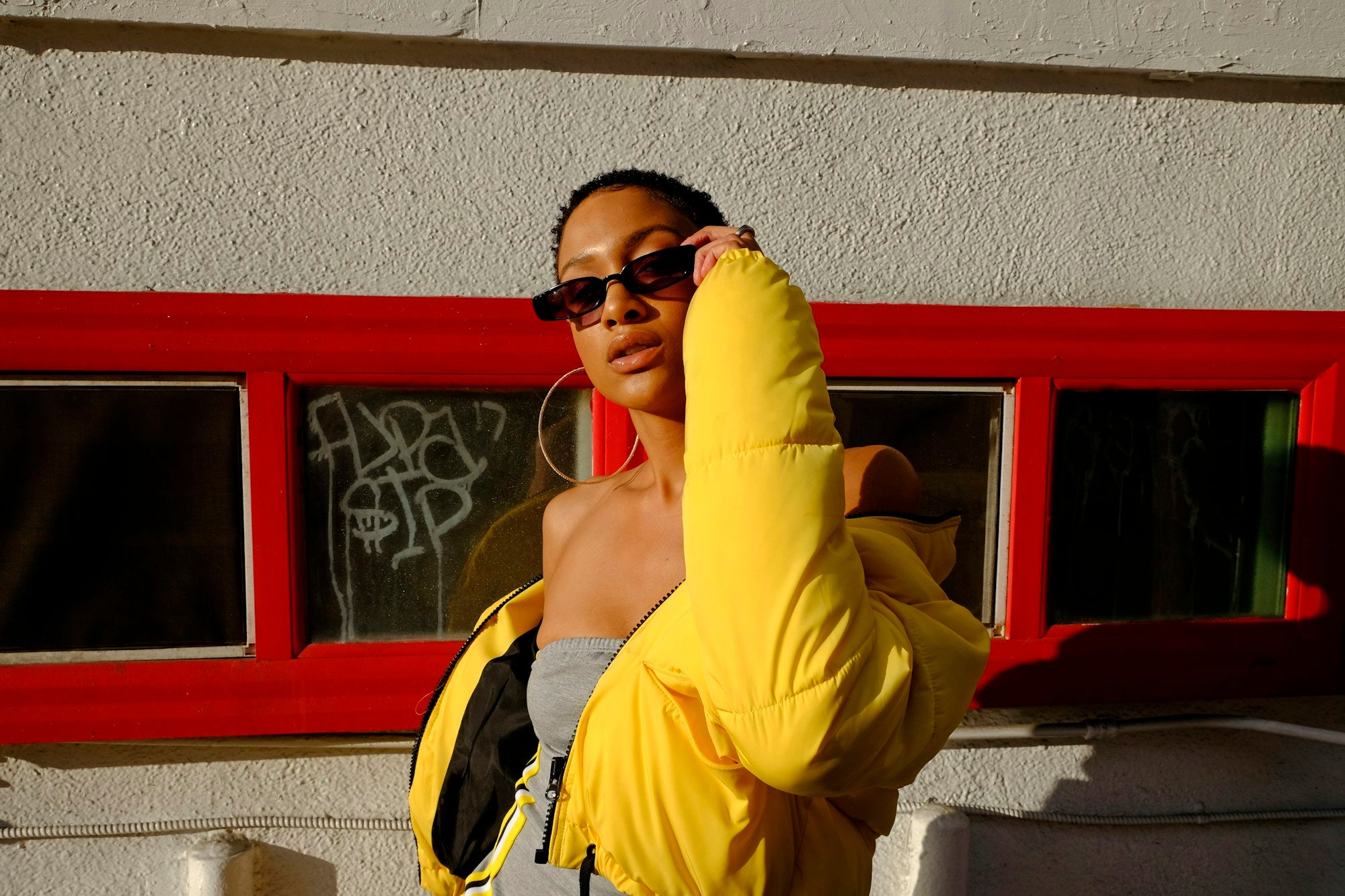 Mujer sosteniendo gafas editorial premium — SVMSARA alternativa Oliver Peoples Persol