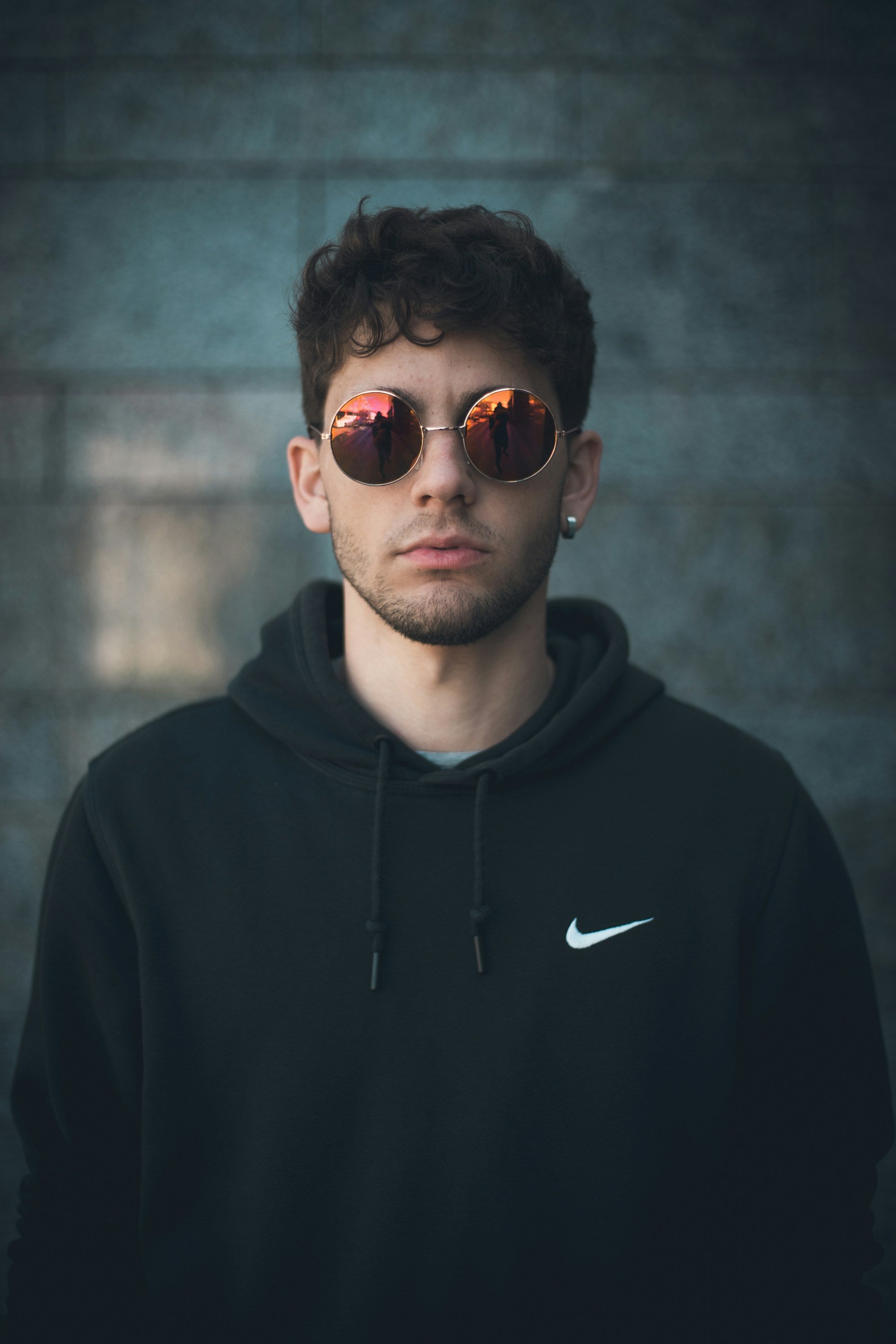 Hombre hoodie negro gafas mirada — SVMSARA aviador historia estilo