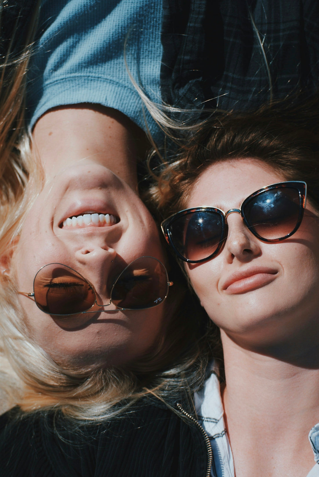 Dos mujeres playa gafas retrato cara corazón — SVMSARA