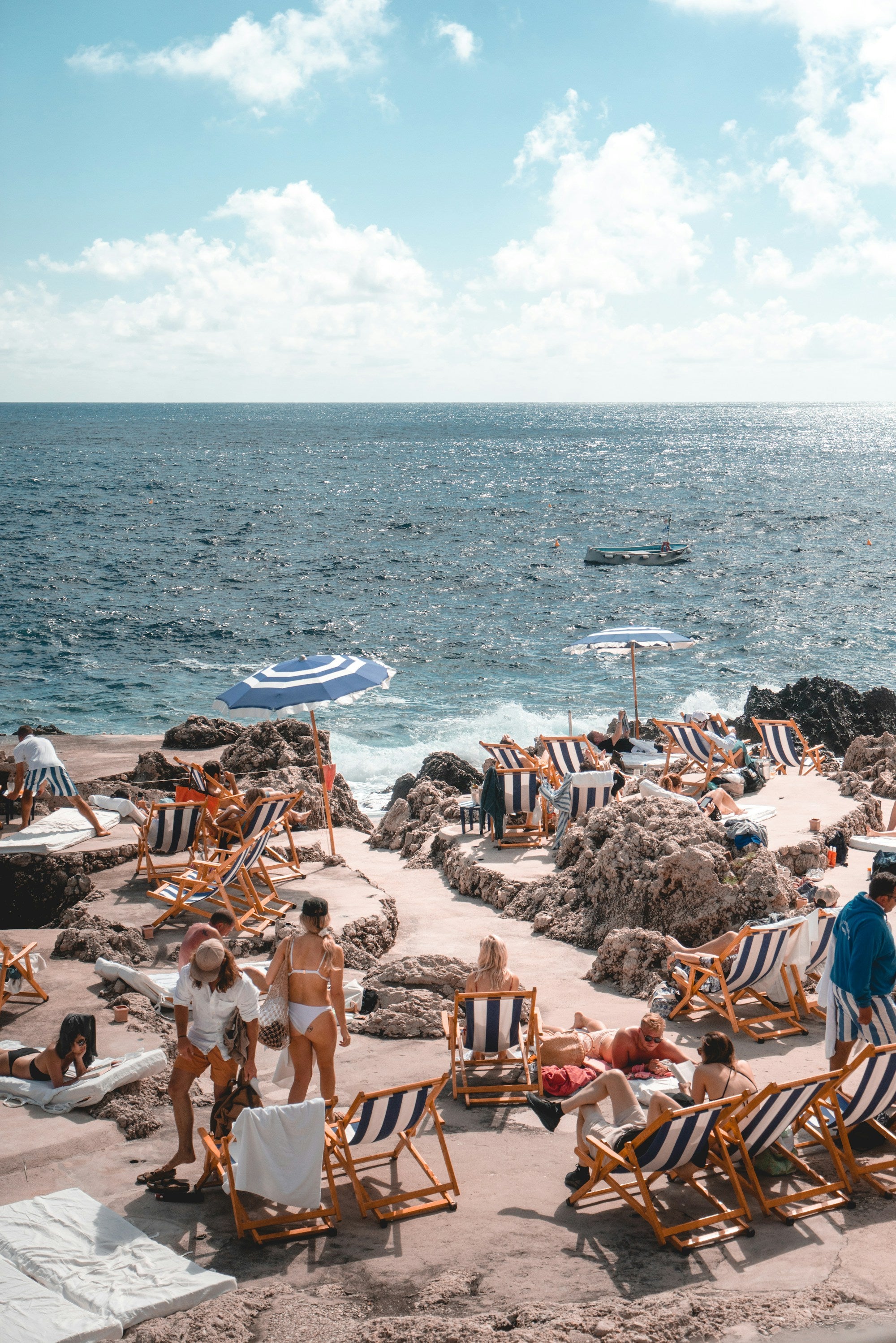 Playa bañistas sol intenso luz categorías — SVMSARA lentes 0 al 4