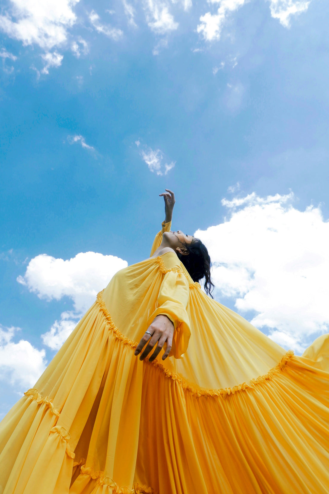 Mujer vestido amarillo cielo azul sol — SVMSARA salud visual protección