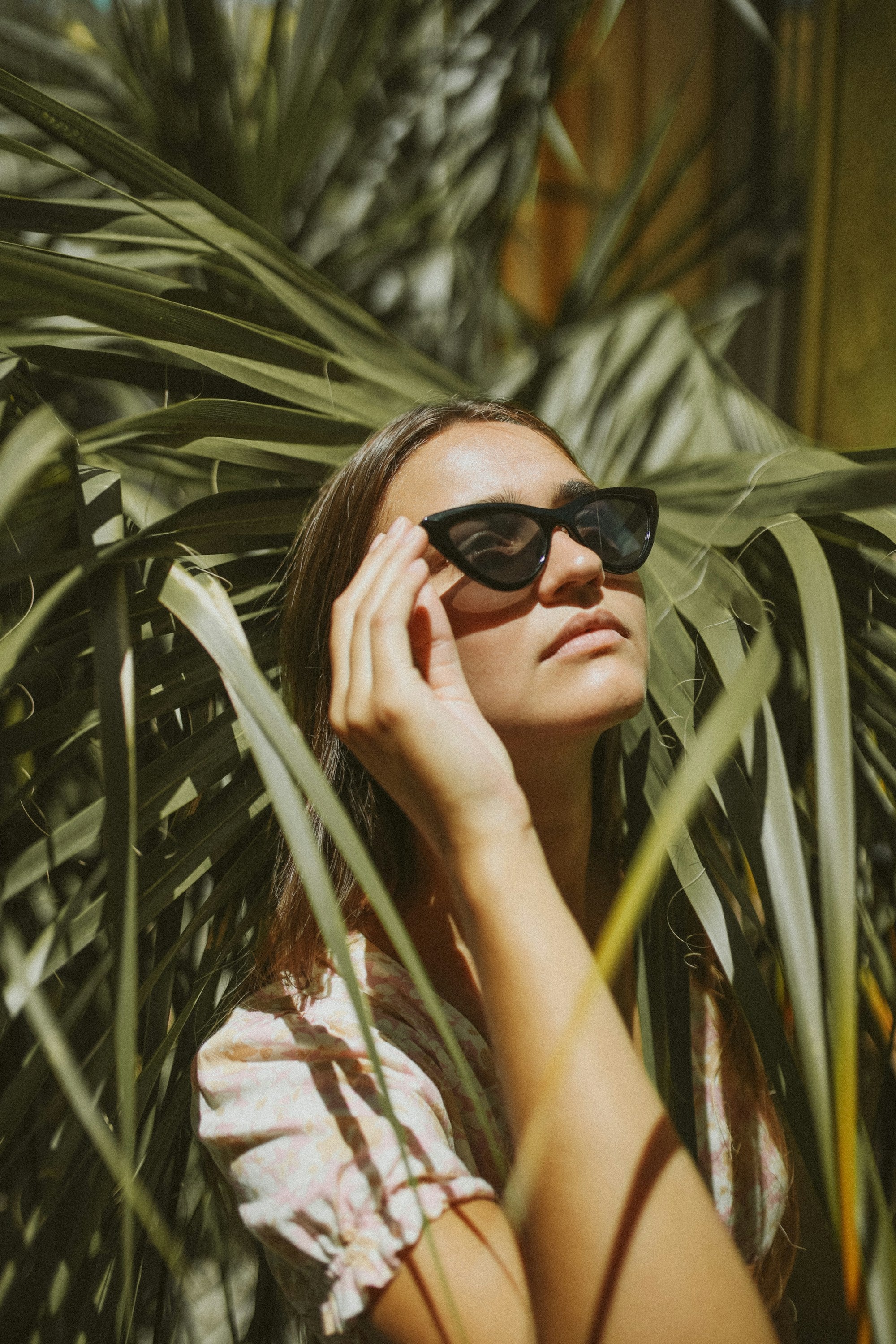 Mujer palmera sol luz intensa — SVMSARA UV400 protección visual