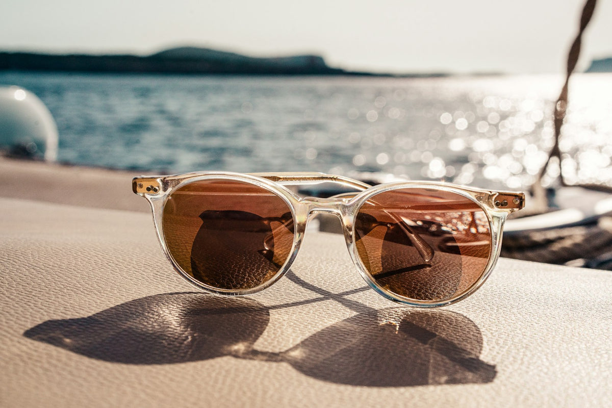 Gafas de sol de diseño sobre una superficie editorial — guía de gafas de sol SVMSARA