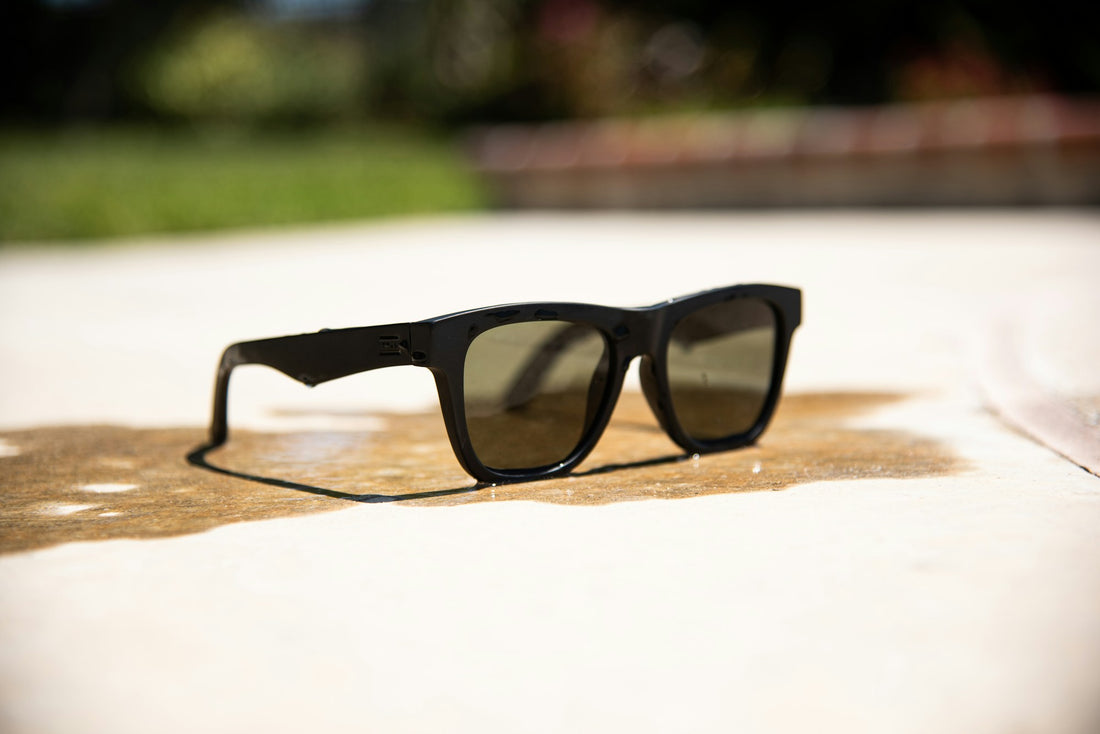 Gafas bodegón mesa madera elegante — SVMSARA hombre elegante
