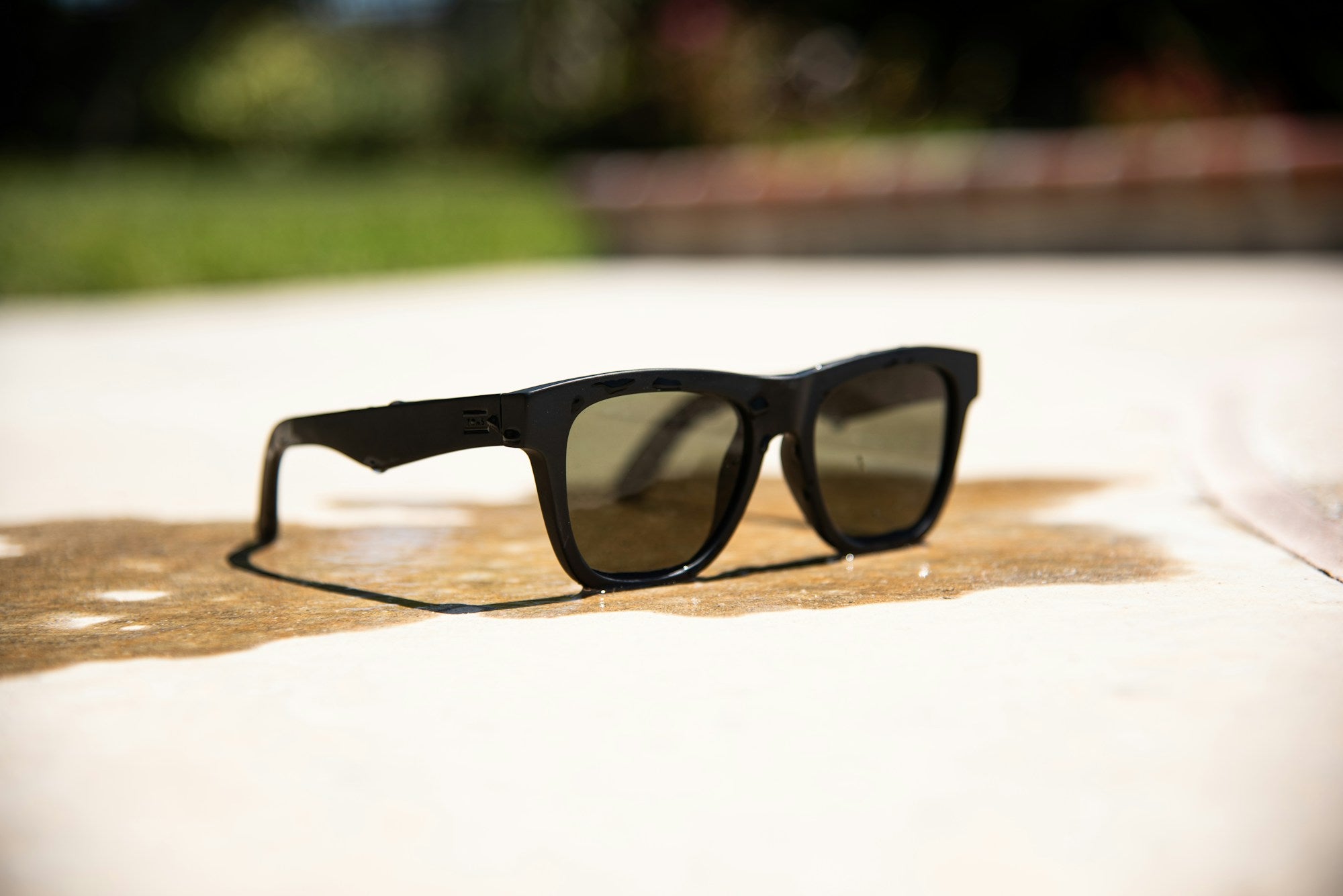 Gafas bodegón mesa madera elegante — SVMSARA hombre elegante