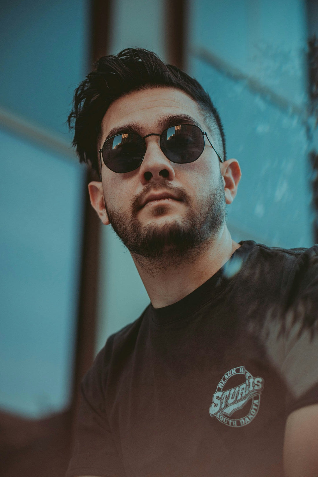 Hombre con gafas de sol revisando criterios de elección — guía para elegir gafas de sol SVMSARA