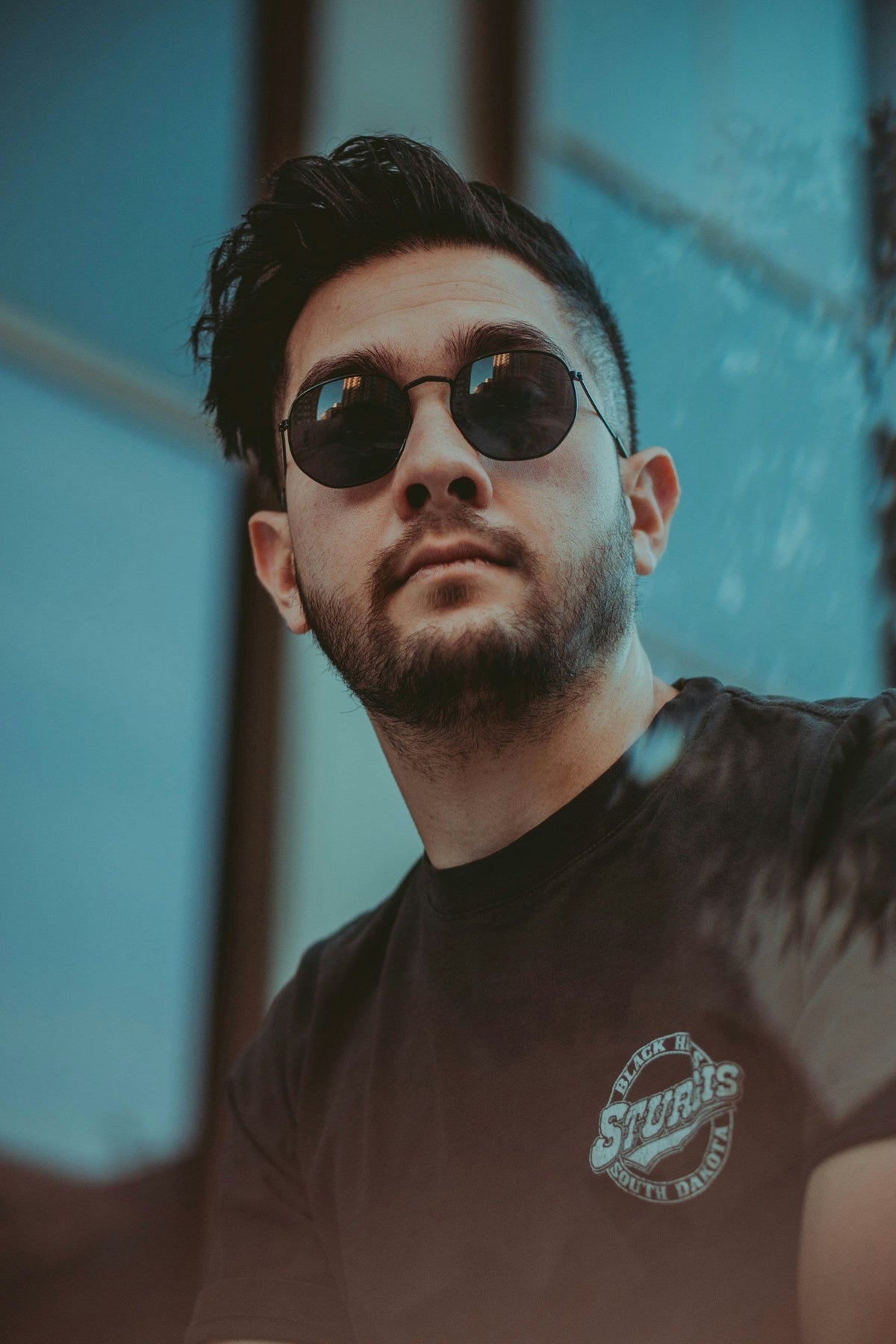 Hombre con gafas de sol revisando criterios de elección — guía para elegir gafas de sol SVMSARA