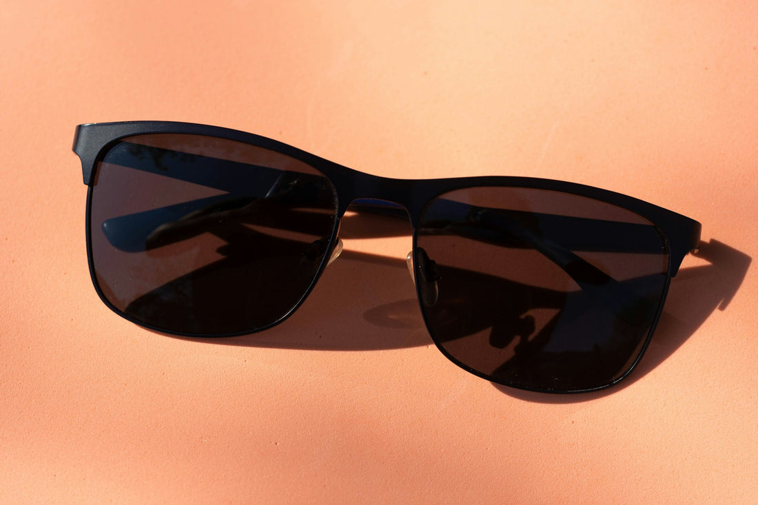 Gafas negras mesa blanca tendencias hombre 2026 — SVMSARA