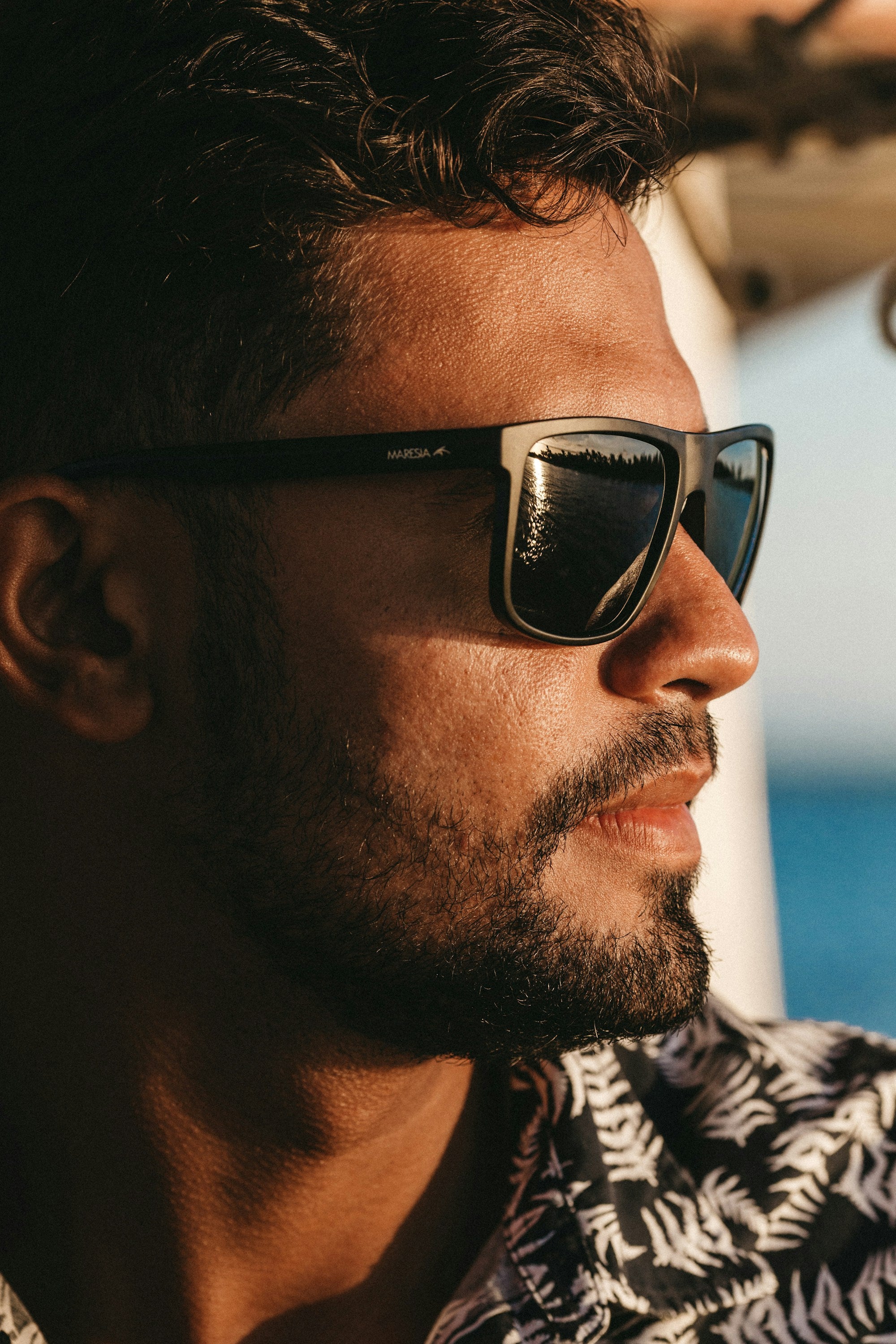 Hombre gafas negras elegante retrato — SVMSARA alternativa Ray-Ban