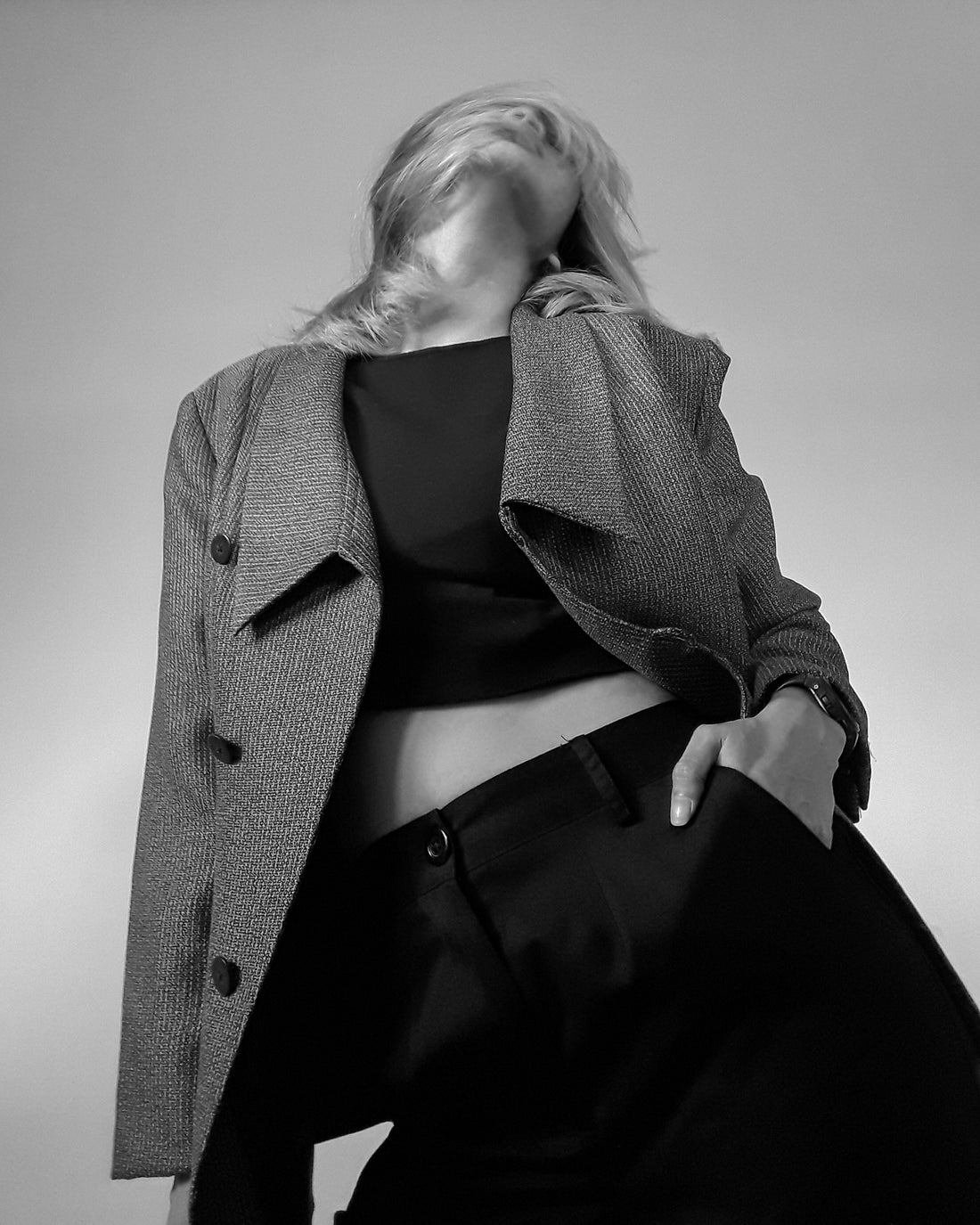 Persona blazer pantalón elegante — SVMSARA wayfarer vs aviador