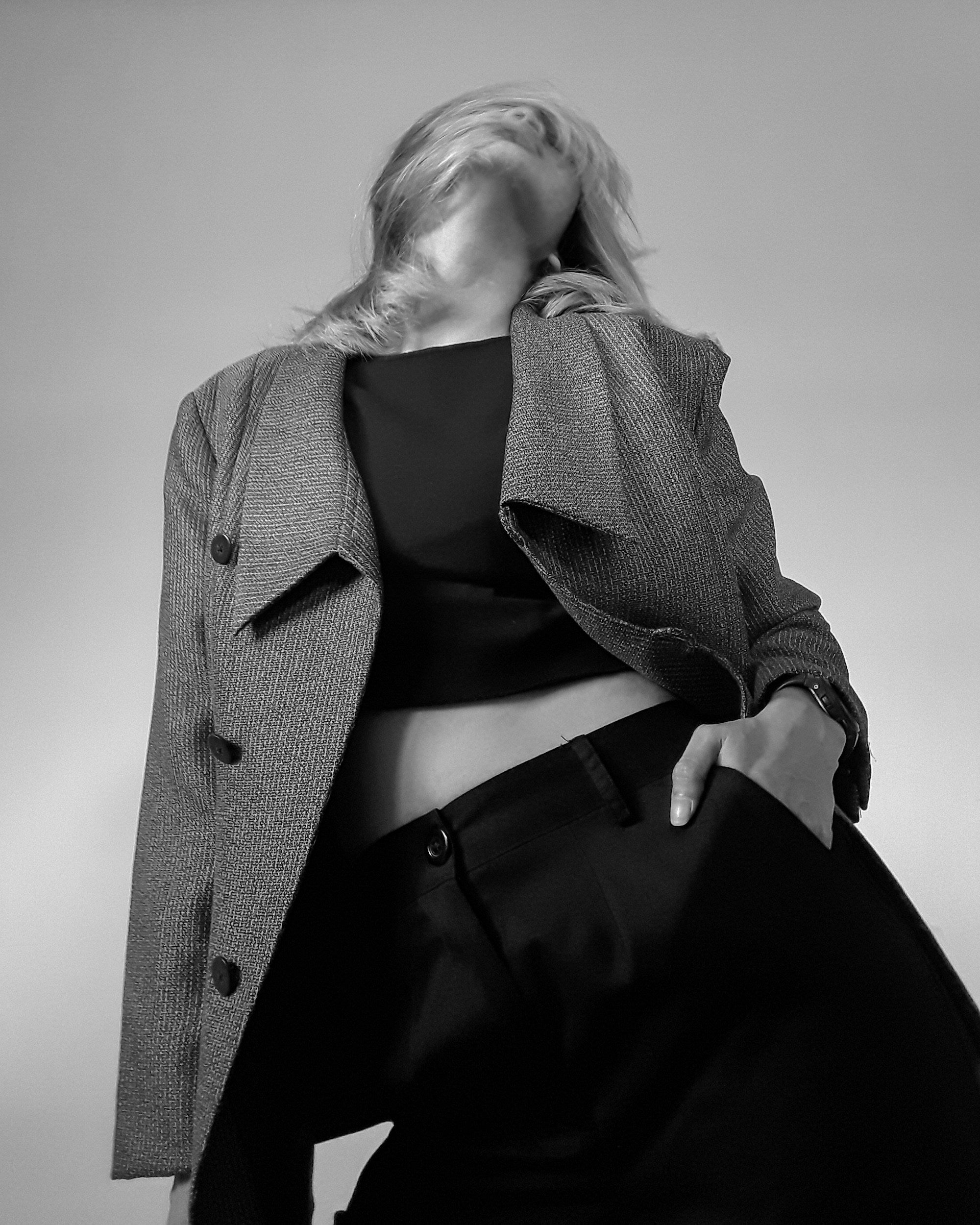 Persona blazer pantalón elegante — SVMSARA wayfarer vs aviador