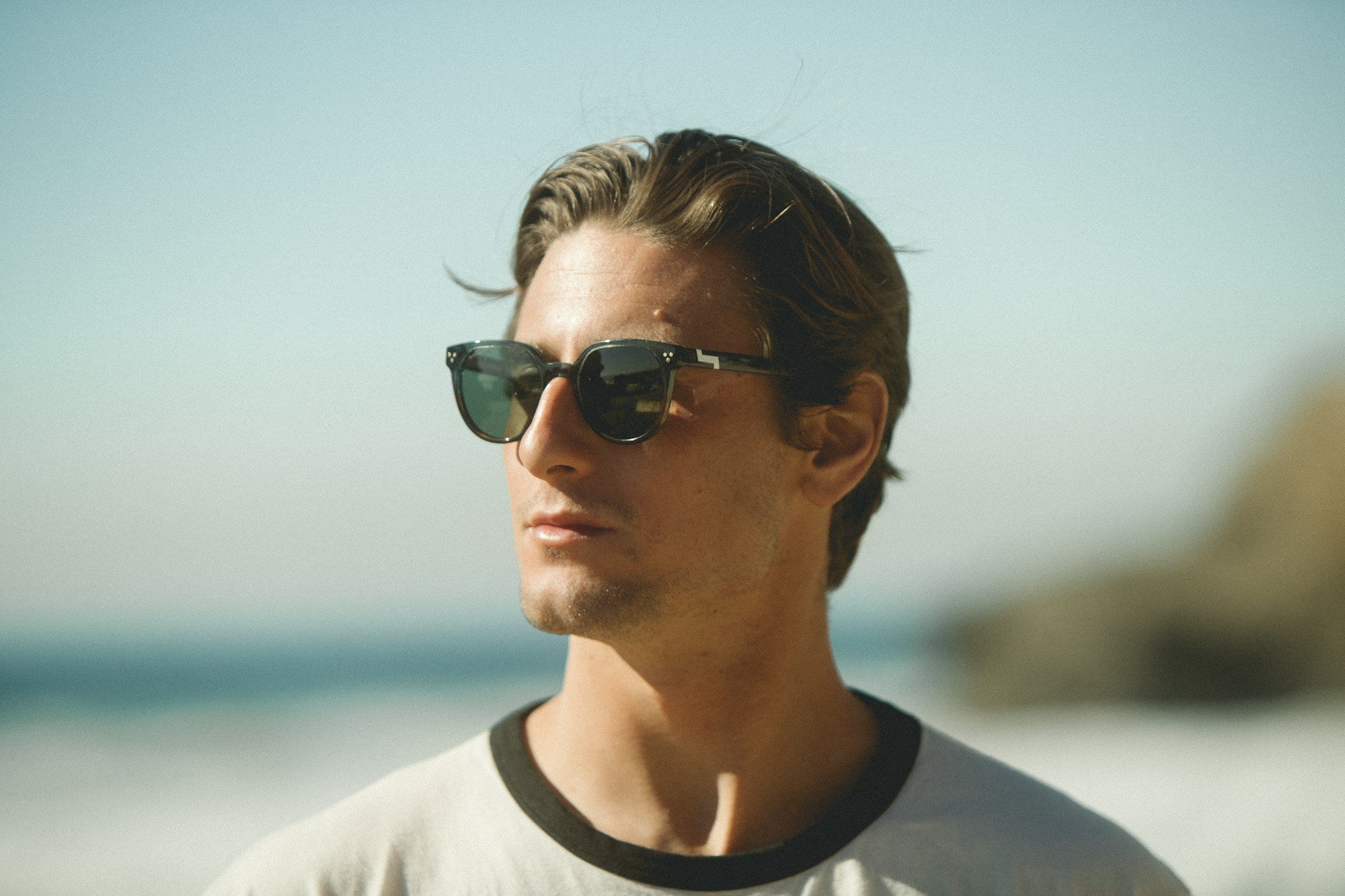 Hombre camiseta blanca gafas verano sol — SVMSARA hombre verano 2026