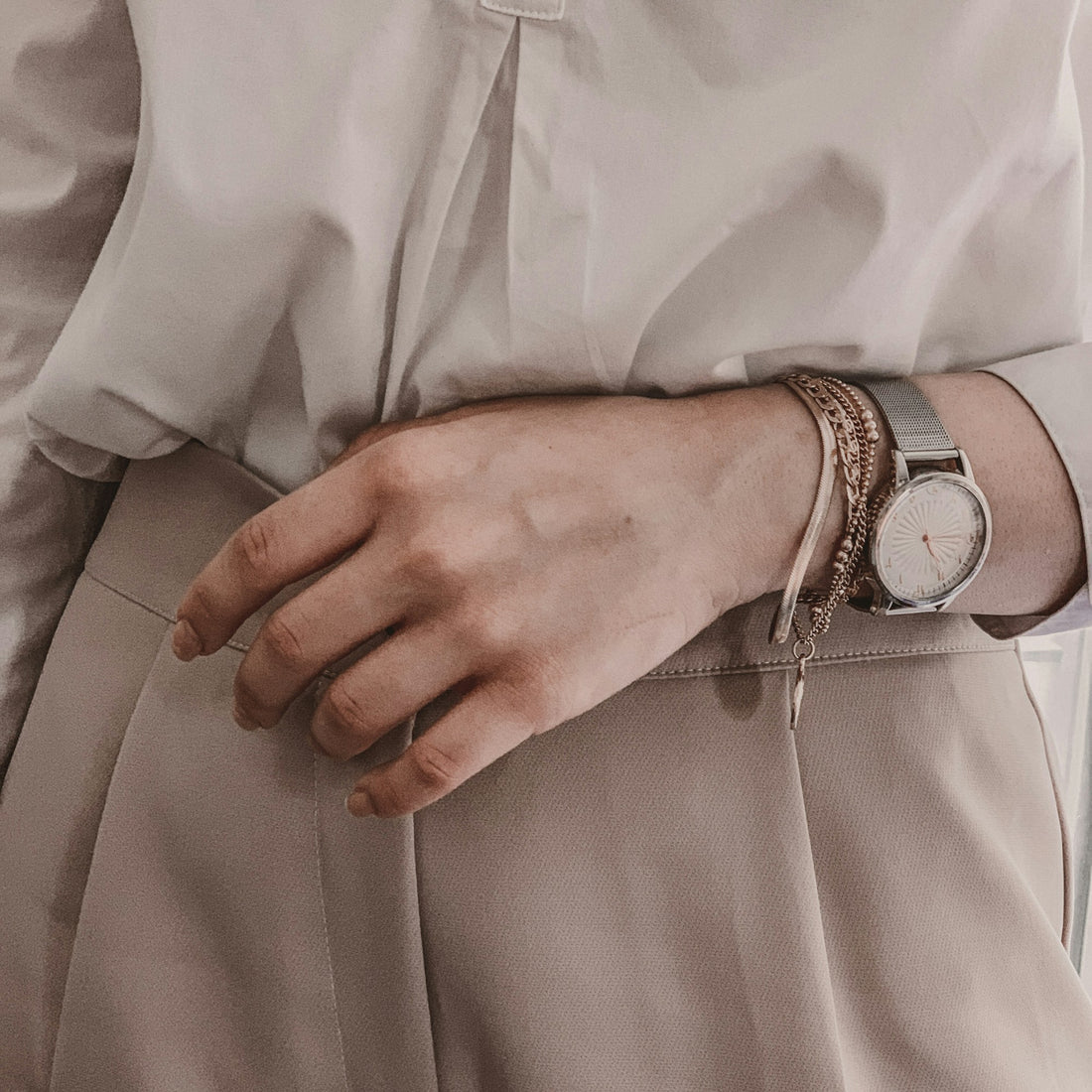 Persona camisa blanca reloj plateado minimalista elegancia masculina — SVMSARA gafas bioacetato hombre