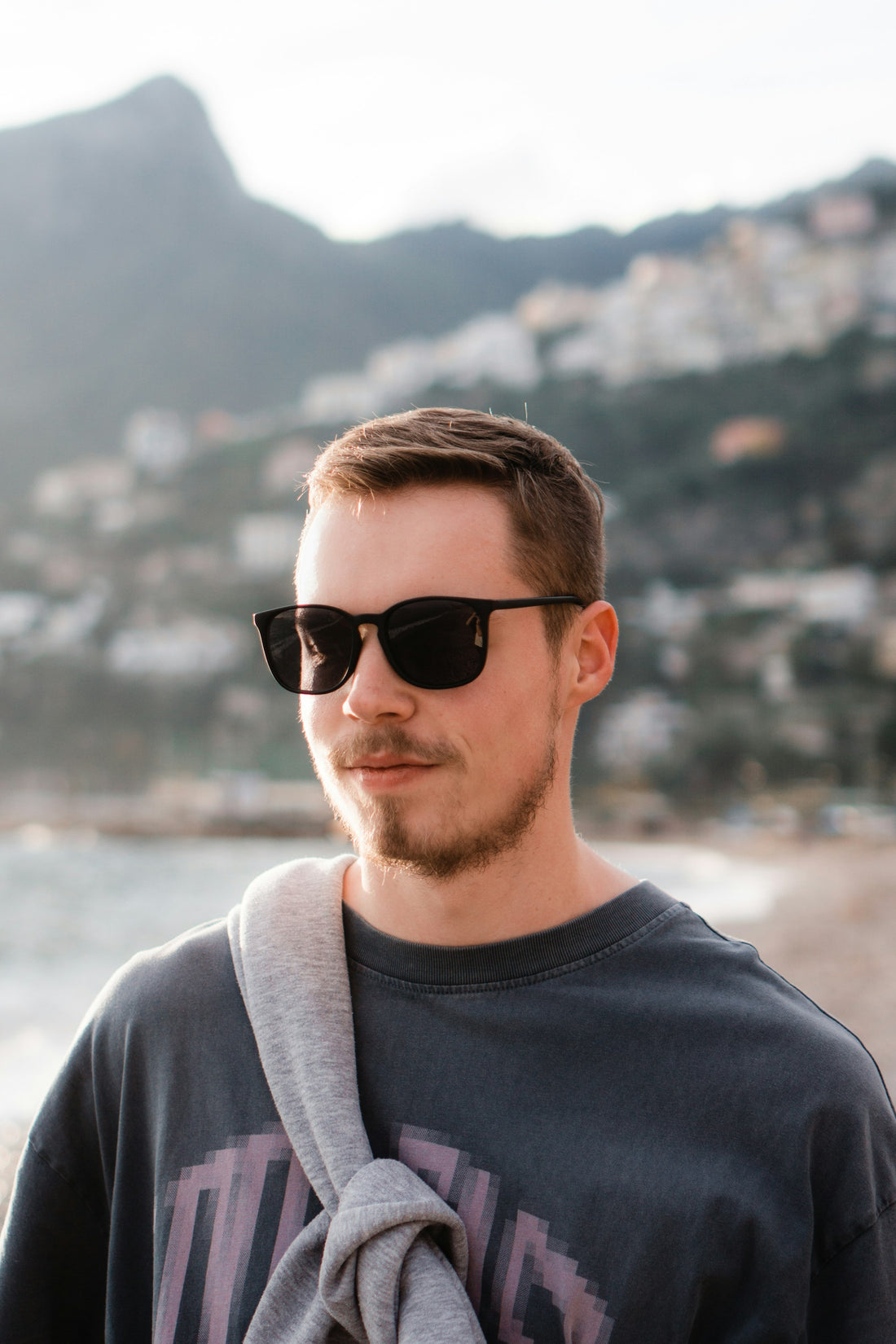 Hombre bufanda gafas invierno detalle — SVMSARA gafas graduadas guía