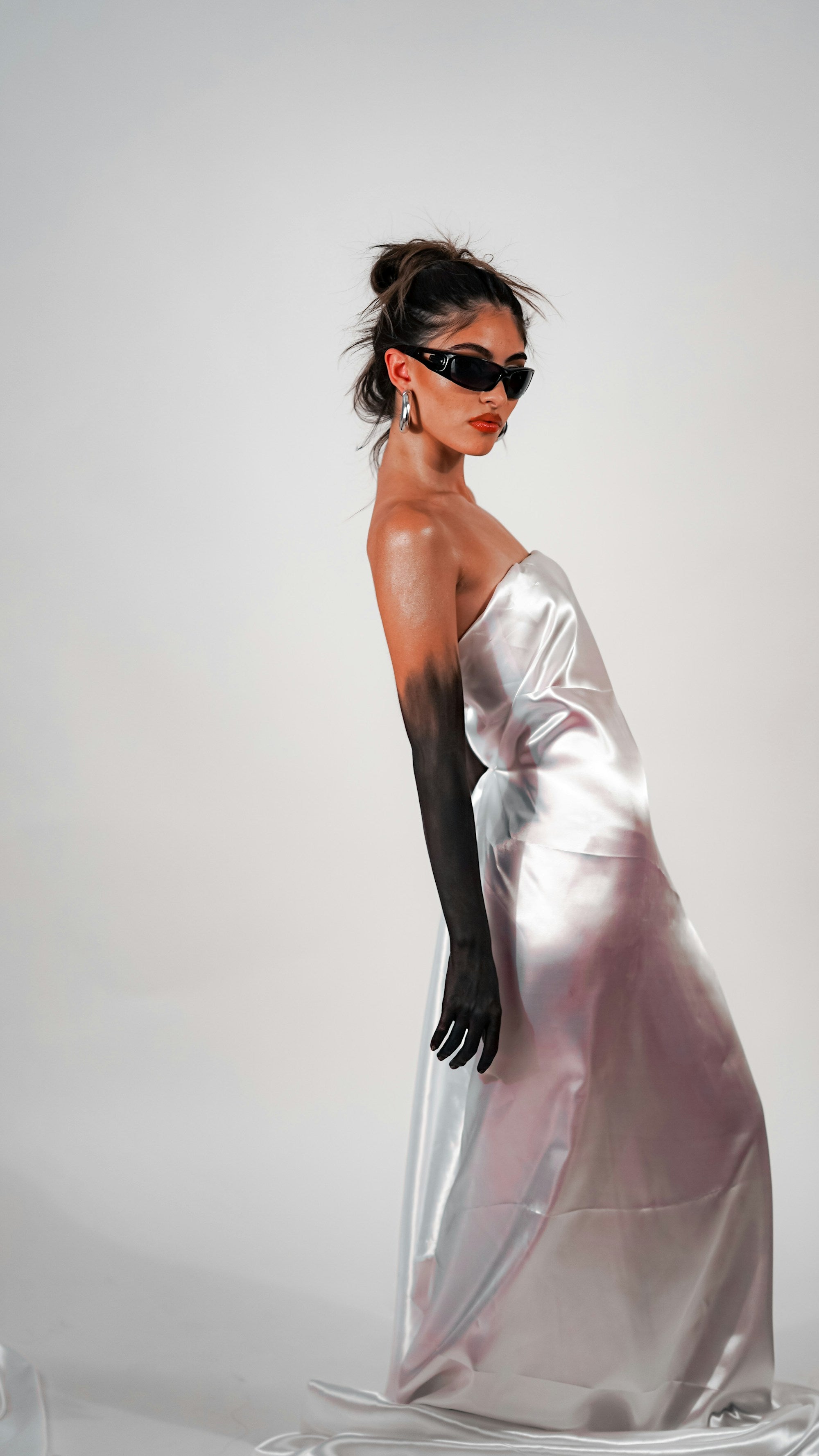 Mujer vestido elegante detalle — SVMSARA limpiar gafas bioacetato