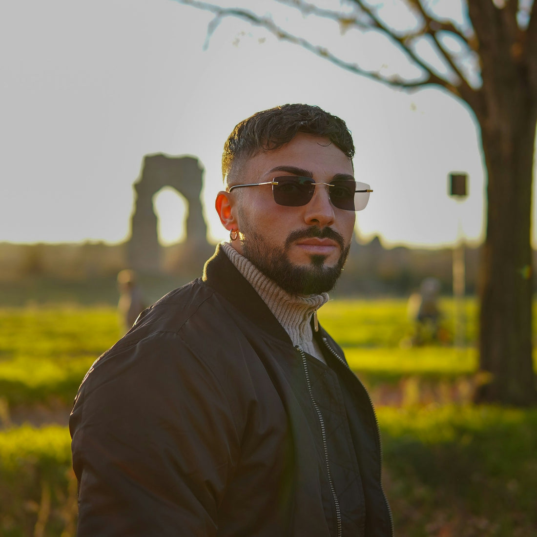 Hombre árbol exterior gafas 30 años — SVMSARA criterio