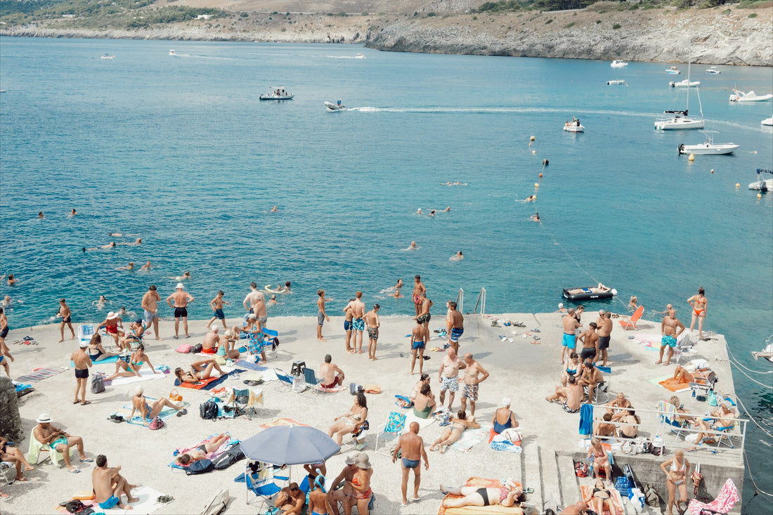 Playa grupo personas sol medioambiente — SVMSARA microplásticos gafas