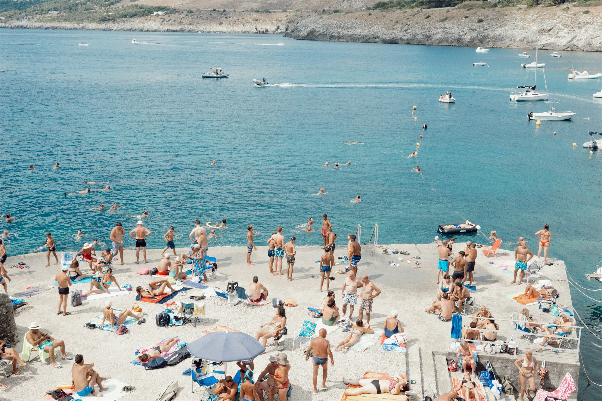 Playa grupo personas sol medioambiente — SVMSARA microplásticos gafas