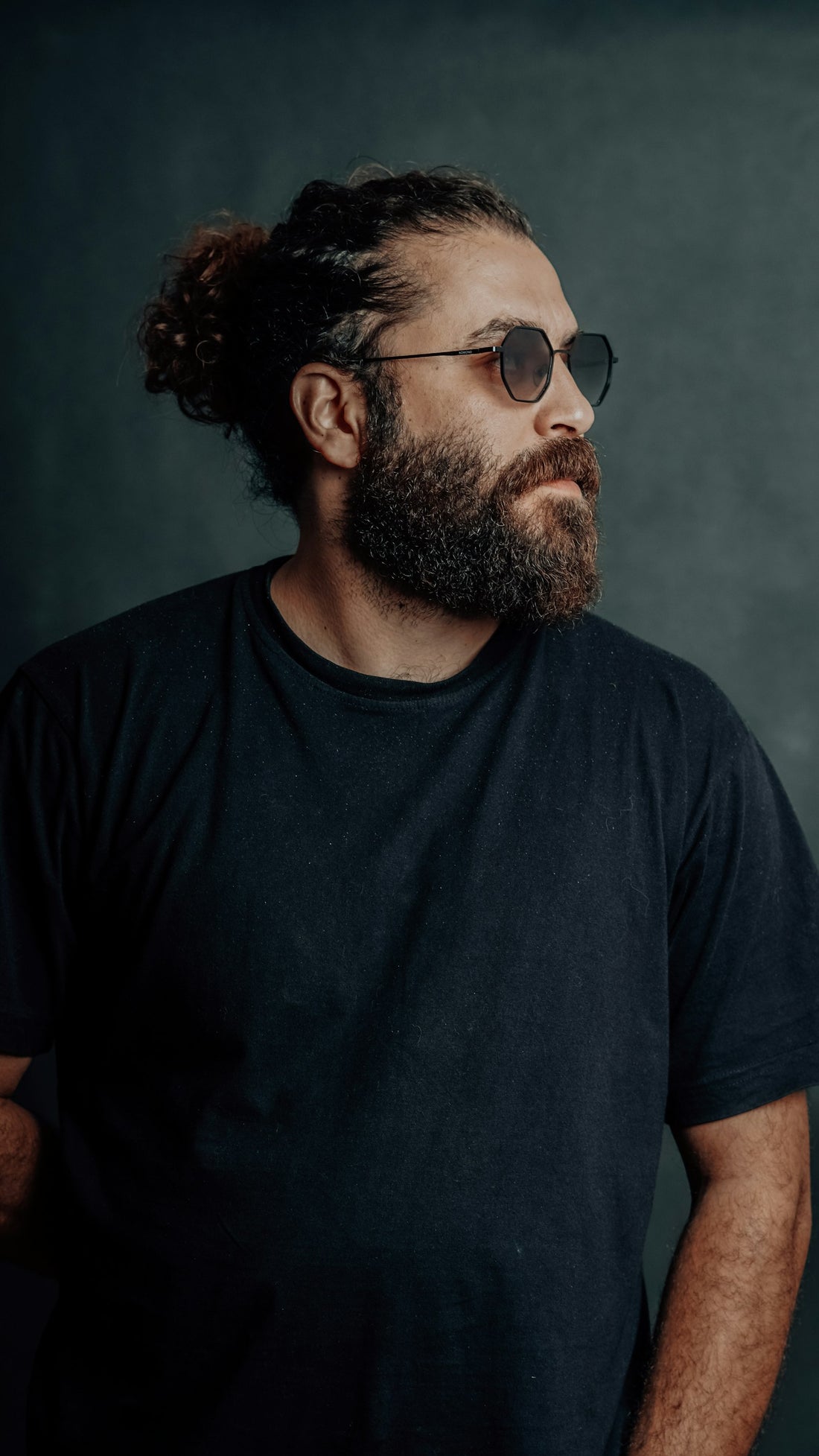 Hombre barba gafas de sol editorial fondo oscuro — SVMSARA alternativa Hawkers