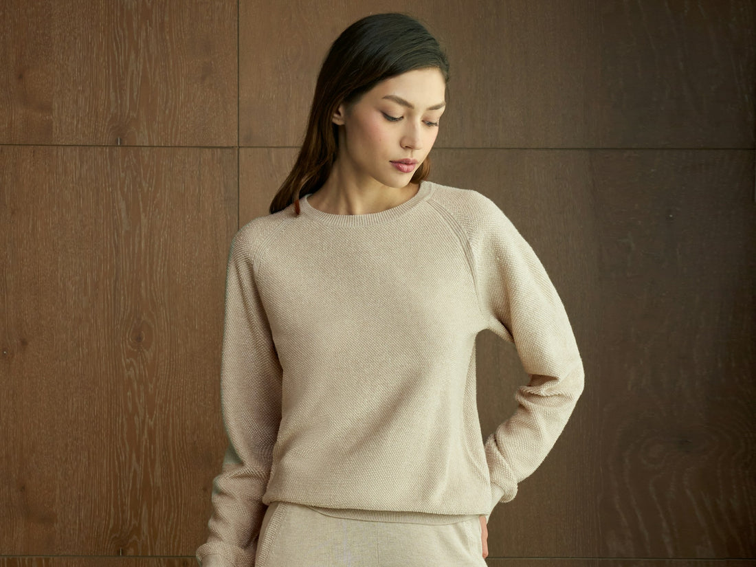 Mujer jersey beige pantalón minimalista tono lino stealth wealth discreción elegancia — SVMSARA